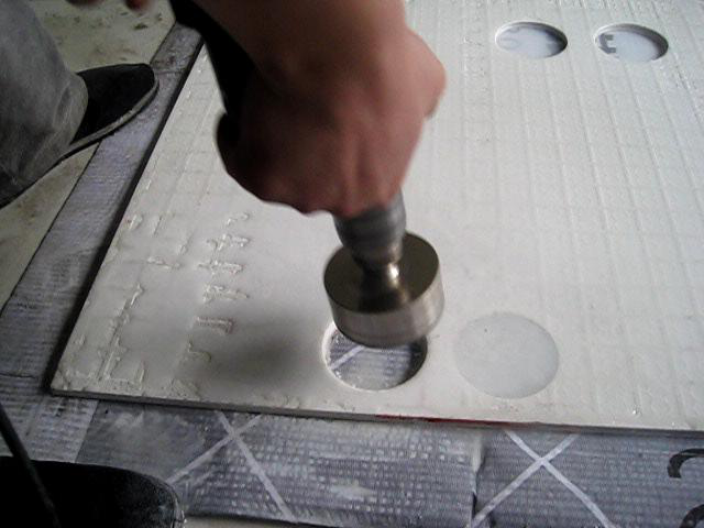 墙上瓷砖打孔视频讲解(墙上瓷砖打孔视频讲解图)