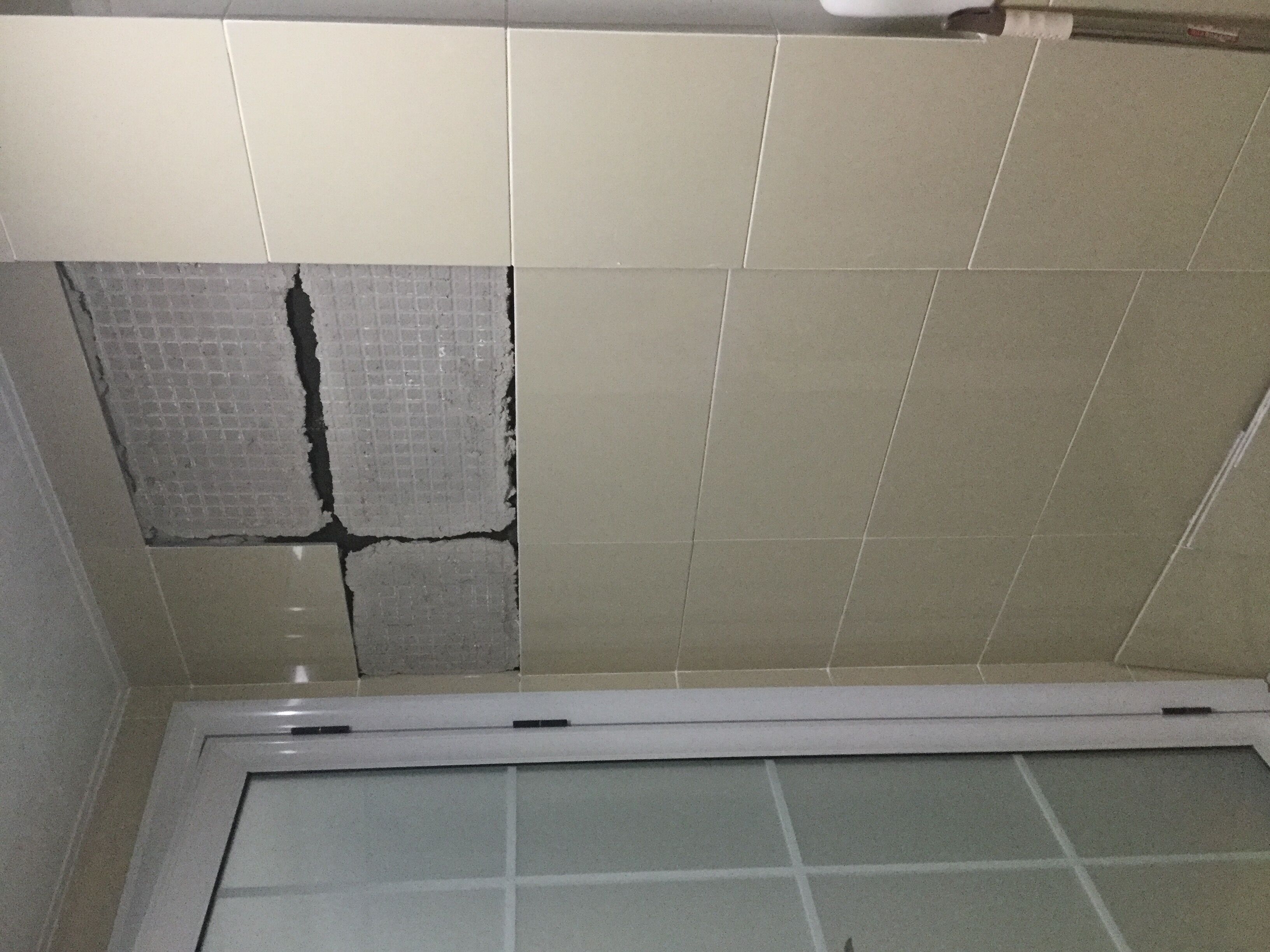 墙面砖脱落是什么原因造成的(墙面砖脱落是什么原因造成的怎么处理)