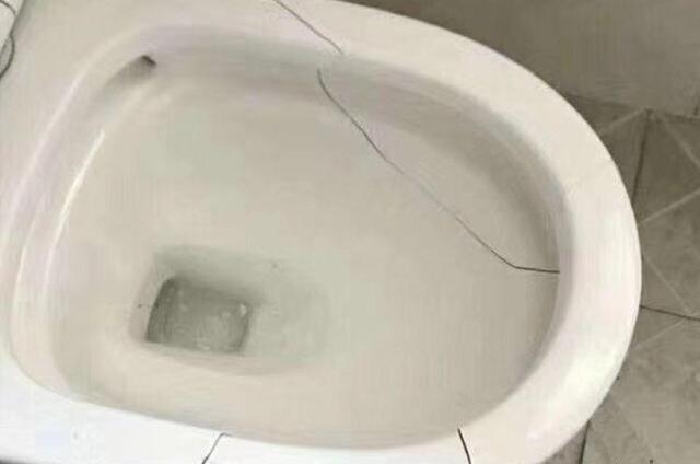 马桶瓷刮了怎么办(马桶瓷掉了怎么变白)