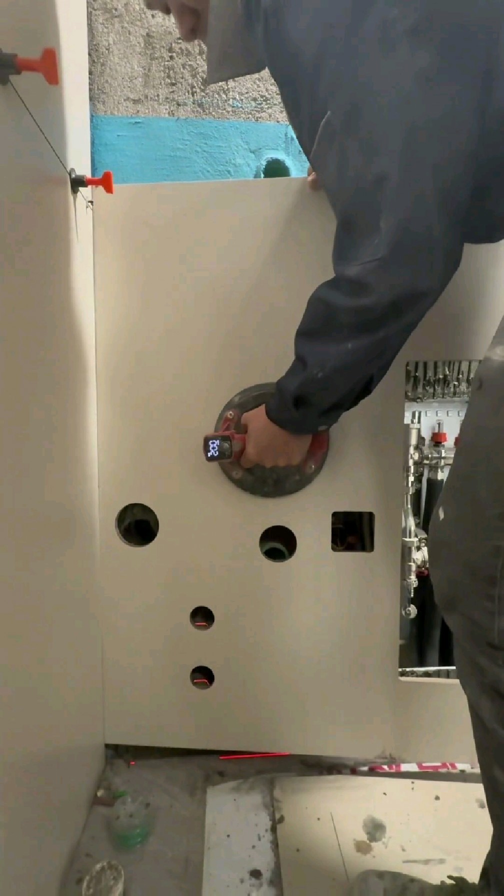 墙砖上打孔技巧图片(墙砖上怎样打孔视频教程)